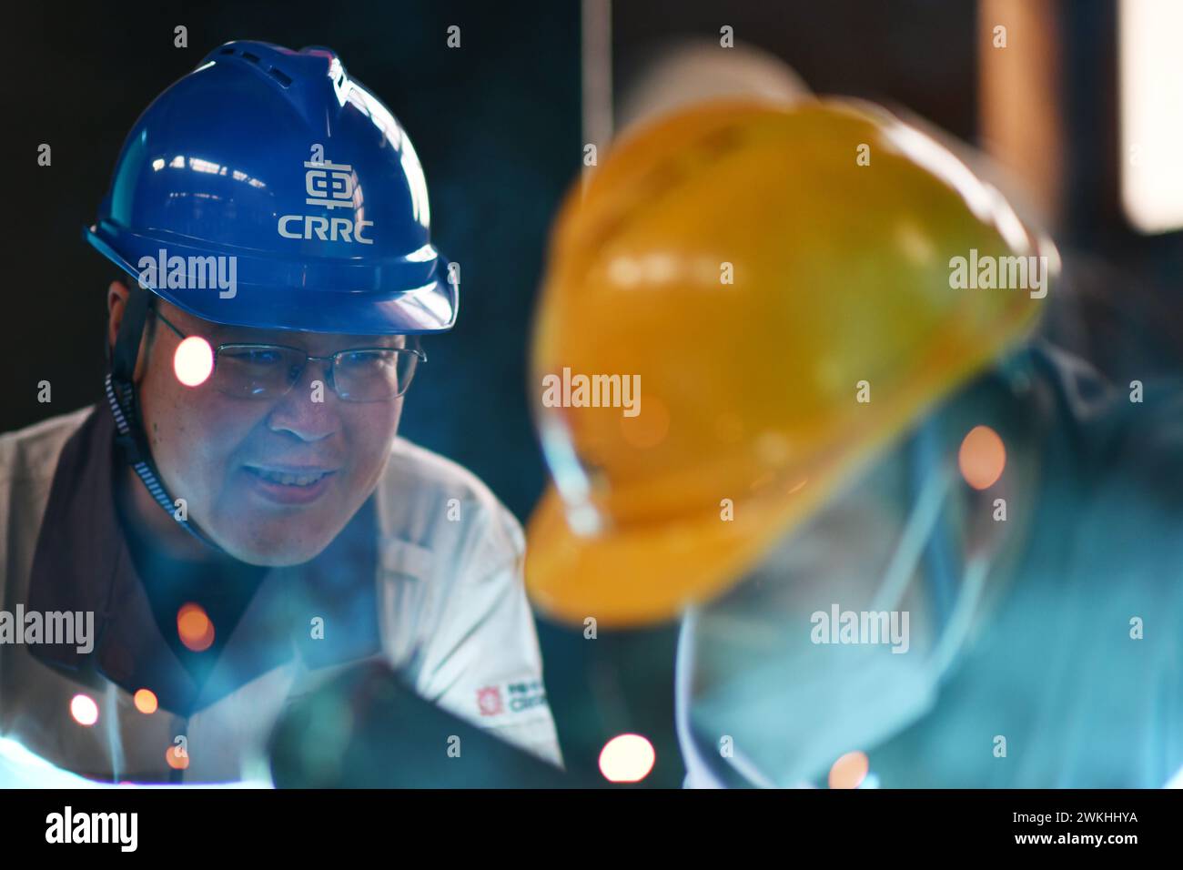 (240221) -- HARBIN, 21 février 2024 (Xinhua) -- Wang Hai (l) enseigne le soudage à un apprenti dans une base de formation du CRRC Qiqihar Co., Ltd dans la province du Heilongjiang, au nord-est de la Chine, le 4 février 2024. Wang Hai, député à l'Assemblée populaire nationale, est technicien de soudage principal et ingénieur principal de CRRC Qiqihar Co., Ltd. Lauréat des titres de « travailleur modèle national » et d'« expert technique national », Wang a contribué à son entreprise à 16 brevets de modèles d'utilité et 108 innovations technologiques au cours des trois dernières décennies. En 2023, Wang est élu député au 14e P national Banque D'Images