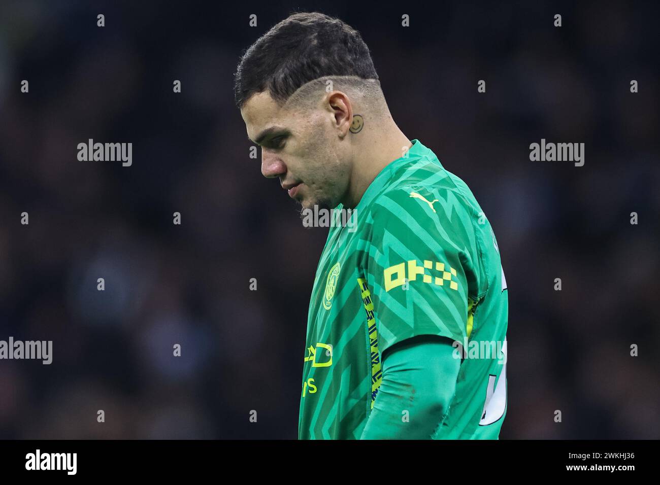 Manchester, Royaume-Uni. 20 février 2024. Ederson de Manchester City et son tatouage smiley face au cou lors du match de premier League Manchester City vs Brentford à Etihad Stadium, Manchester, Royaume-Uni, le 20 février 2024 (photo par Mark Cosgrove/News images) à Manchester, Royaume-Uni le 20/02/2024. (Photo de Mark Cosgrove/News images/SIPA USA) crédit : SIPA USA/Alamy Live News Banque D'Images