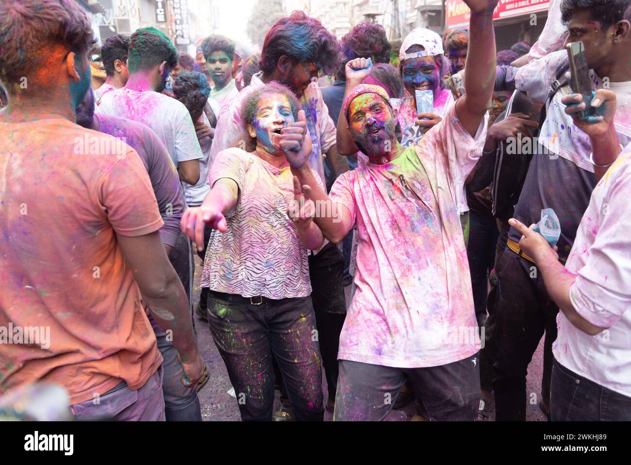 Chennai, Tamilnadu Inde - 08 mars 2023 : Holi rue colorée célébration par un grand nombre de personnes locales dans la rue Mint, Holi festival portrait ou Banque D'Images