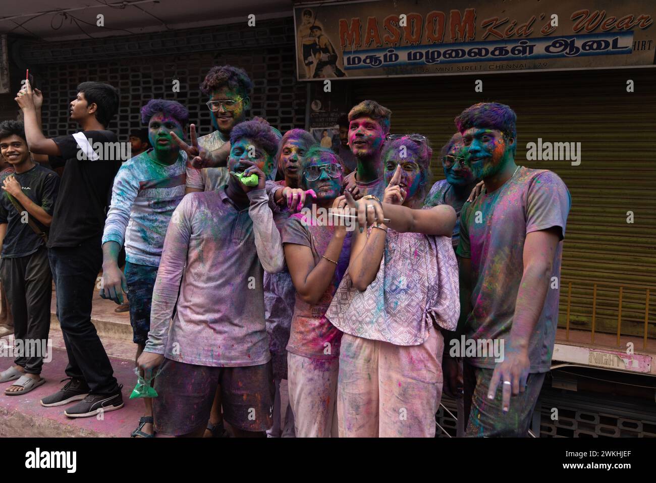 Chennai, Tamilnadu Inde - 08 mars 2023 : Holi rue colorée célébration par un grand nombre de personnes locales dans la rue Mint, Holi festival portrait ou Banque D'Images