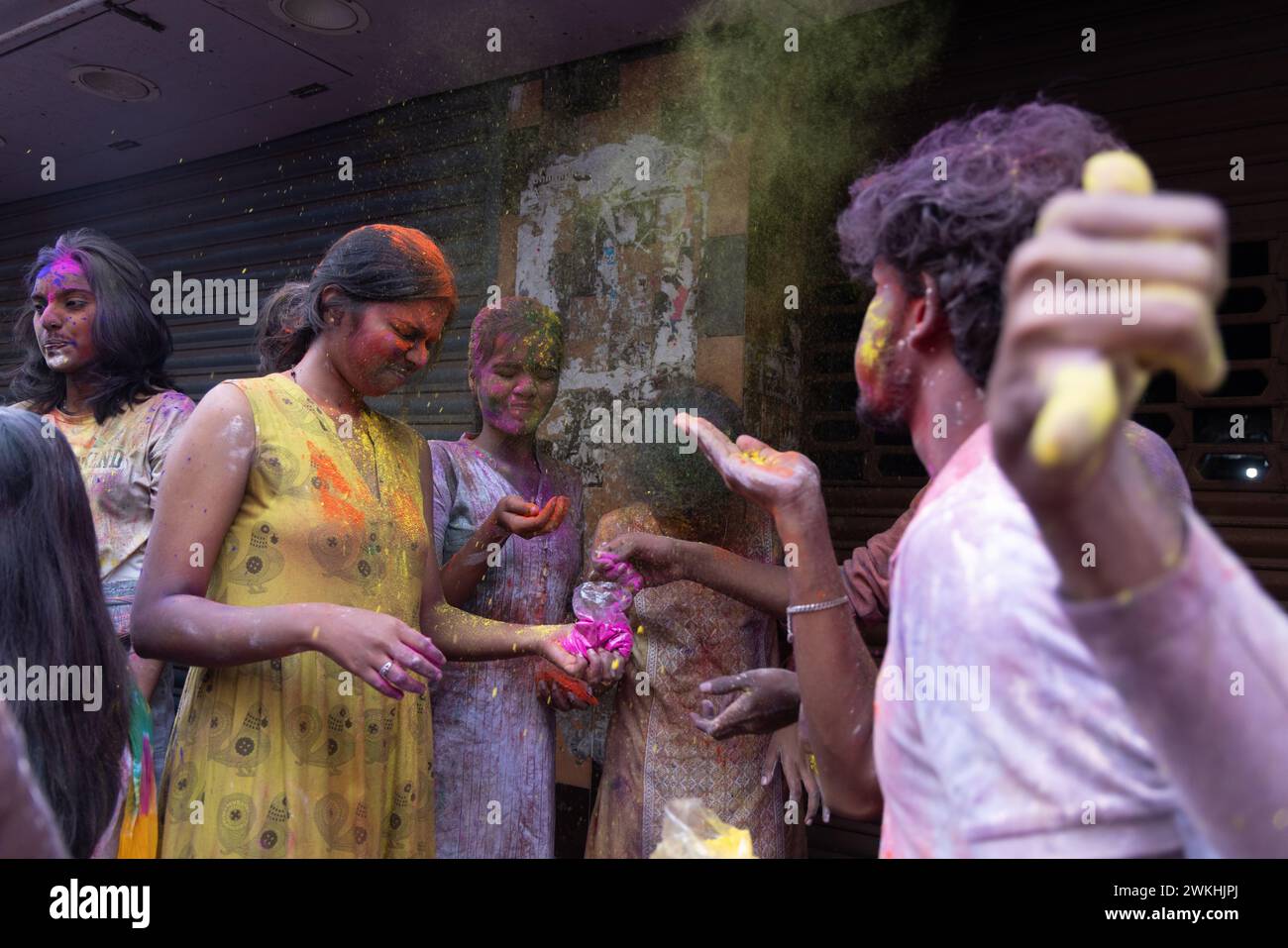 Chennai, Tamilnadu Inde - 08 mars 2023 : Holi rue colorée célébration par un grand nombre de personnes locales dans la rue Mint, Holi festival portrait ou Banque D'Images