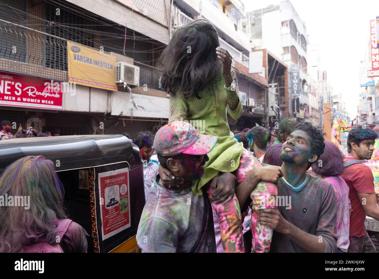 Chennai, Tamilnadu Inde - 08 mars 2023 : Holi rue colorée célébration par un grand nombre de personnes locales dans la rue Mint, Holi festival portrait ou Banque D'Images