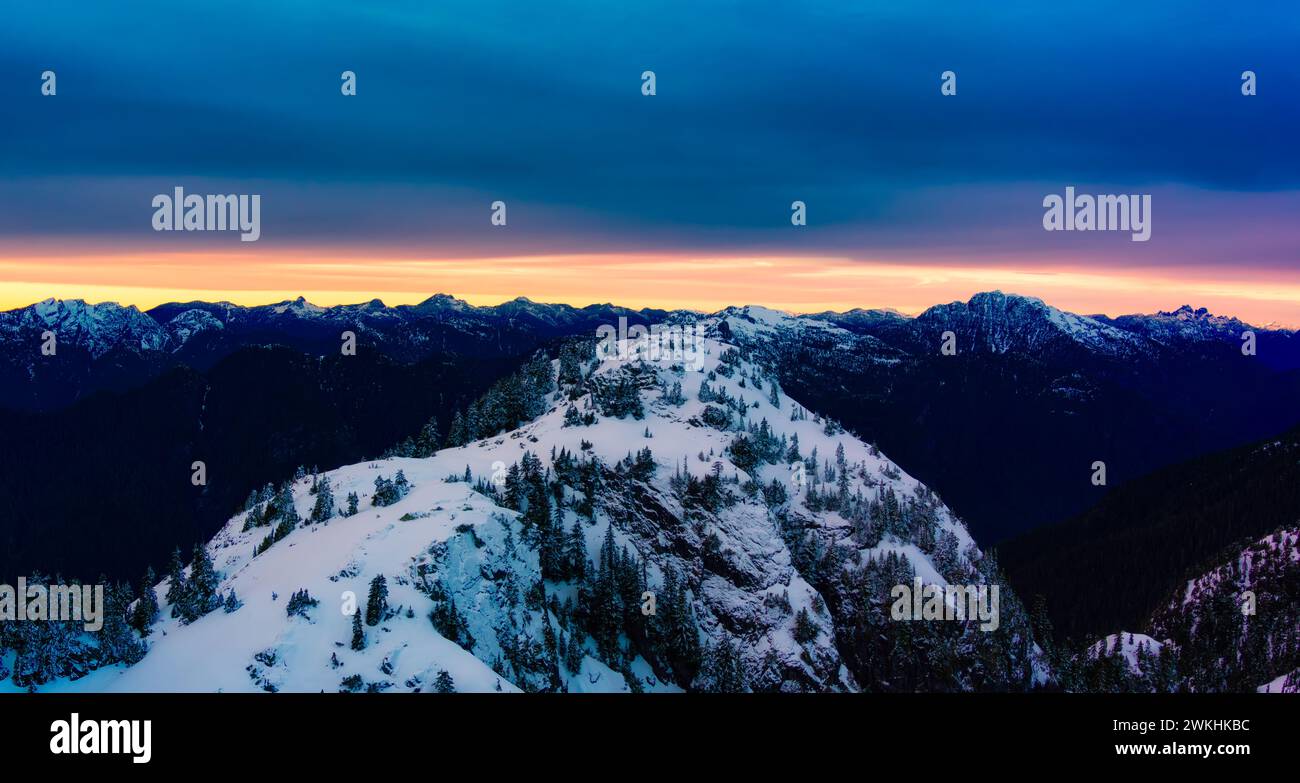 Une vue aérienne des montagnes enneigées au coucher du soleil Banque D'Images
