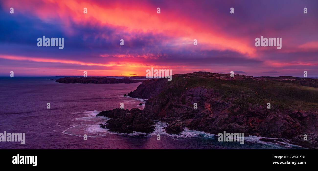 Une vue panoramique du coucher de soleil sur la mer et le littoral Banque D'Images