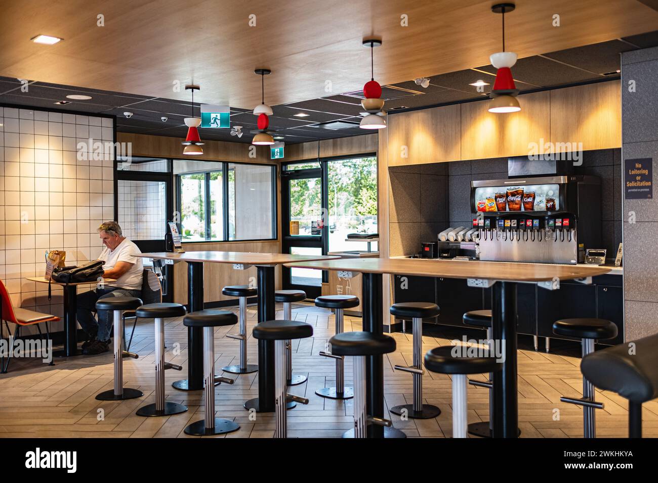 Salle à manger spacieuse avec une table commune et des sièges confortables dans un restaurant. Bar-bar en bois sur table. Intérieur de café avec bois Banque D'Images Salle à manger spacieuse avec une table commune et des sièges confortables dans un restaurant. Bar-bar en bois sur table. Intérieur de café avec bois Banque D'Images