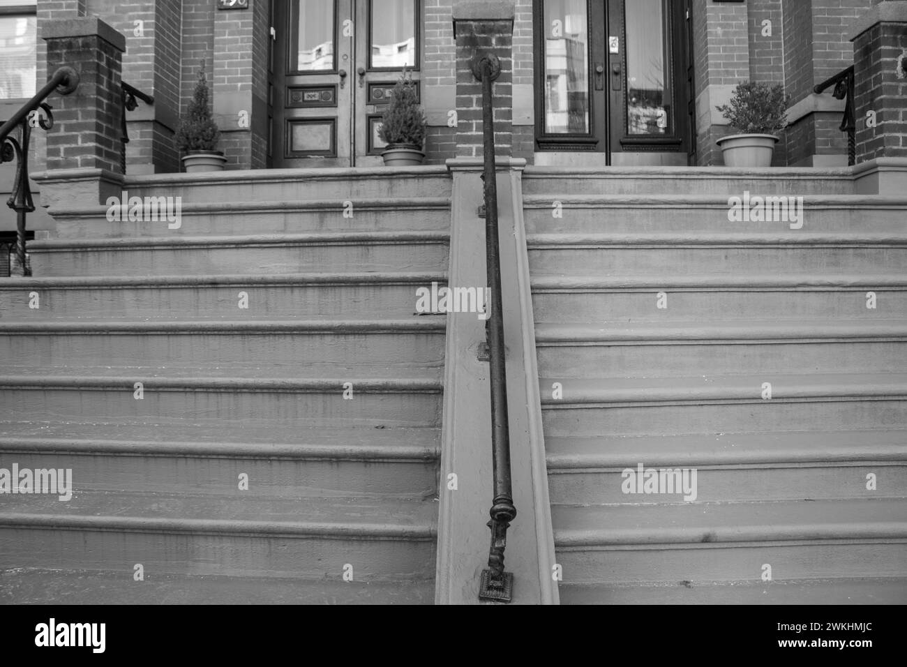 Une photo monochrome de l'entrée d'un bâtiment à New York, États-Unis Banque D'Images