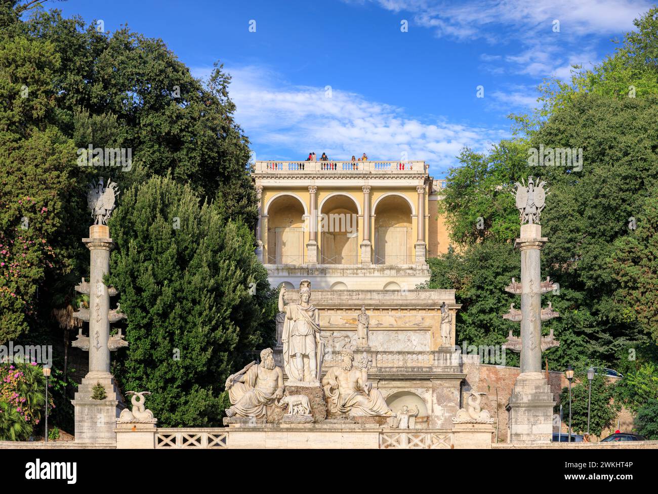 Vue de la terrasse Pincio depuis la Piazza del Popolo (place du peuple) à Rome, Italie. Un détail au premier plan de la fontaine de Dea Roma. Banque D'Images