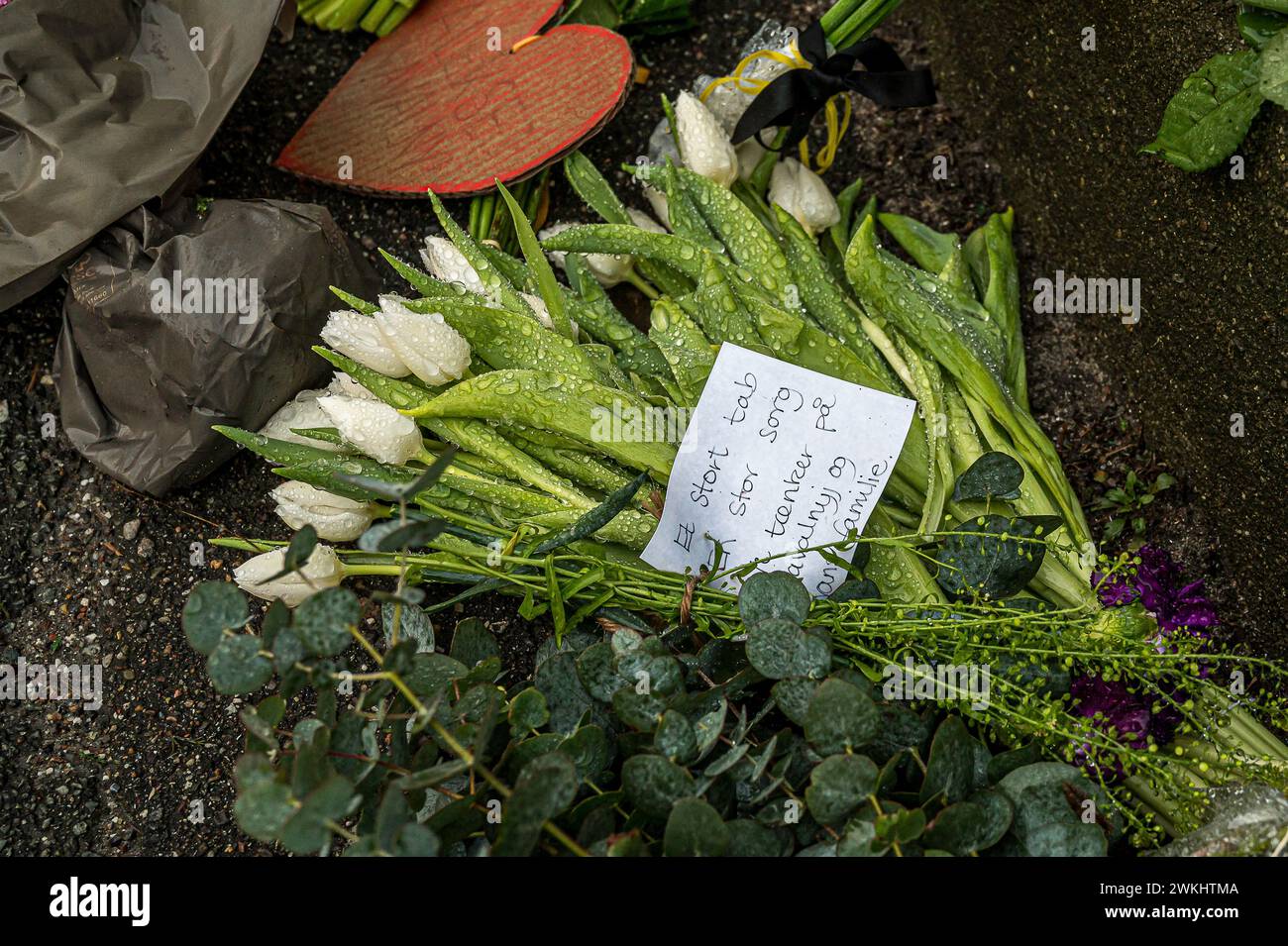 Copenhague, 21 février 2024 fleurs devant l'ambassade de russie en mémoire d'Aleksej Navalnyj Banque D'Images