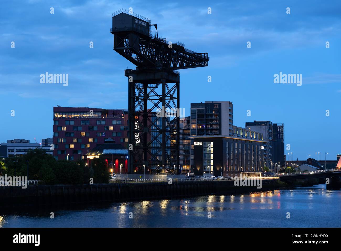 Soirée à la grue Finnieston à River Clyde dans la ville de Glasgow, Écosse, Royaume-Uni, grue cantilever désaffectée de 1931. Banque D'Images