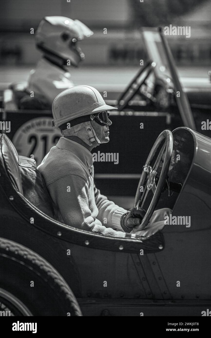 Voiture de course avec un casque de voiture de course vintage à Montlhery Revival à Linas, France. Banque D'Images