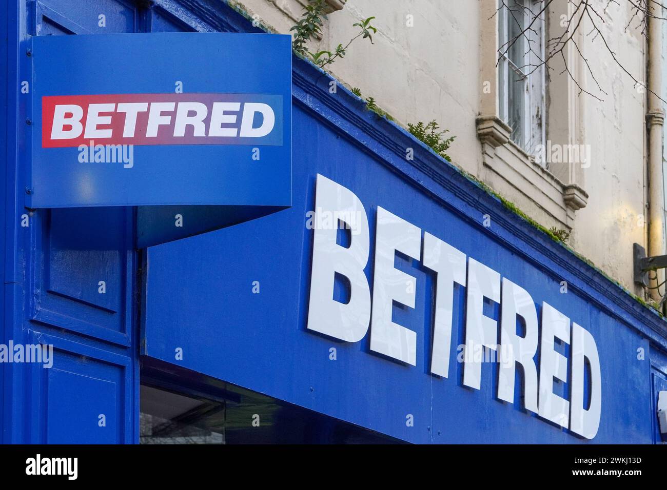 Panneau SOP et bannière supérieure pour BETFRED, le magasin de Paris de rue, Ayr, Royaume-Uni Banque D'Images