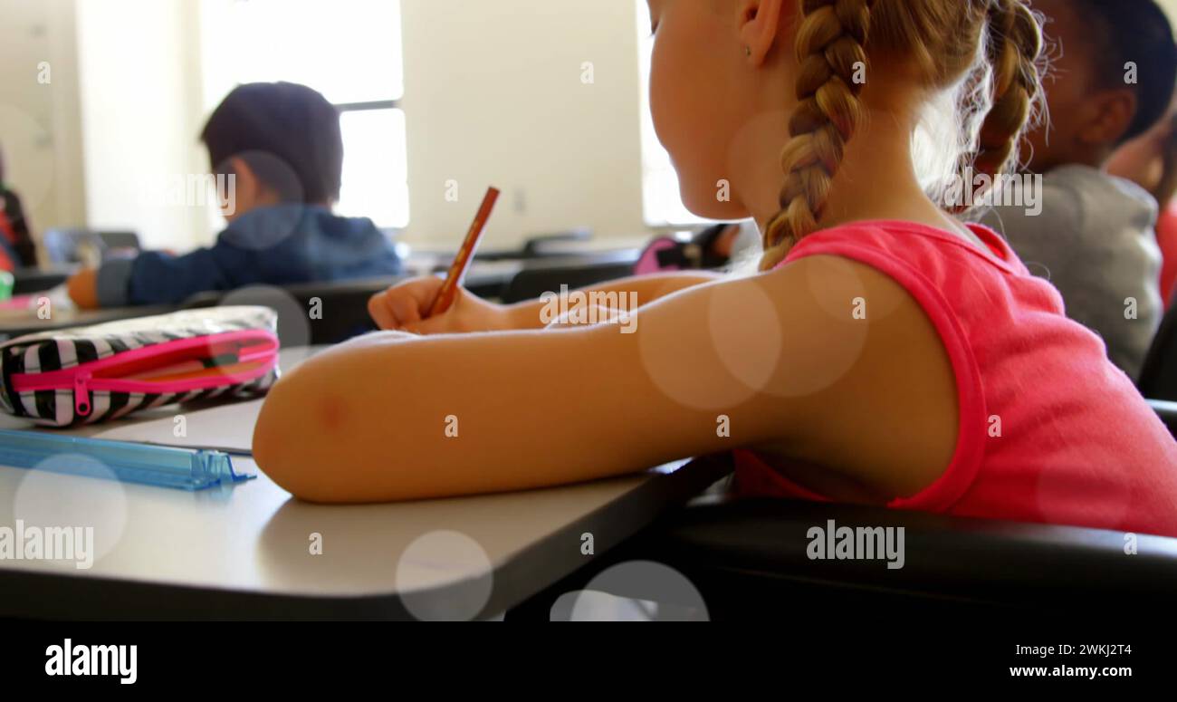 Image de taches lumineuses sur une écolière cuacasienne handicapée assise en fauteuil roulant Banque D'Images