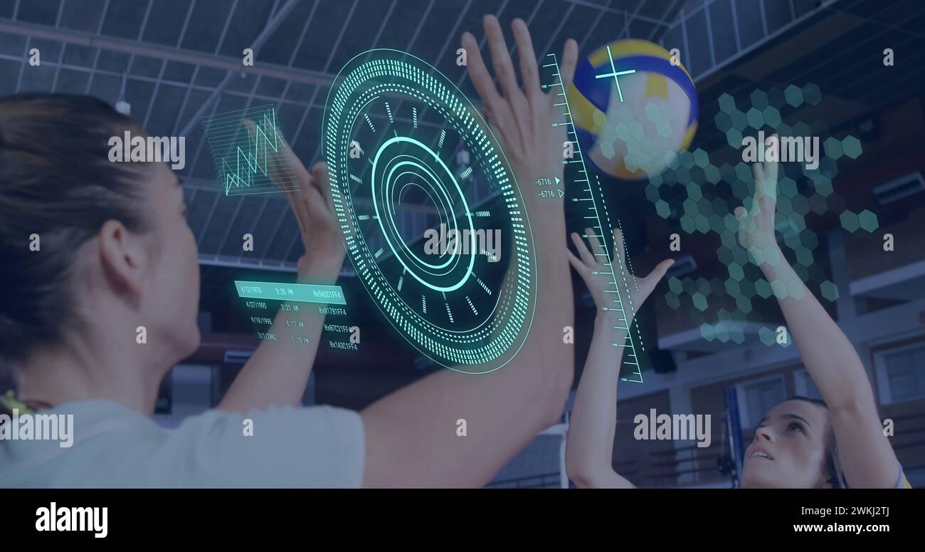 Image du balayage de la portée et du traitement des données sur des femmes caucasiennes jouant au volley-ball au gymnase Banque D'Images