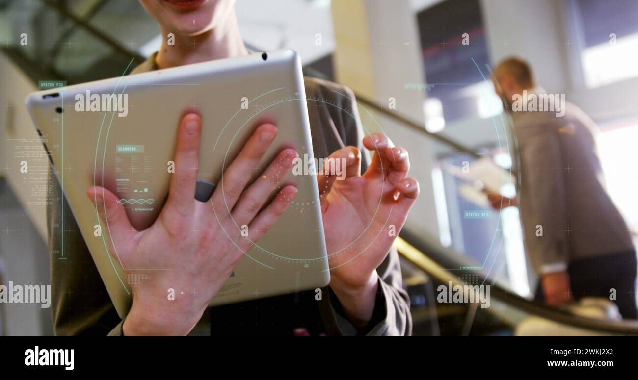 La jeune femme caucasienne interagit avec une interface futuriste, avec un espace de copie Banque D'Images