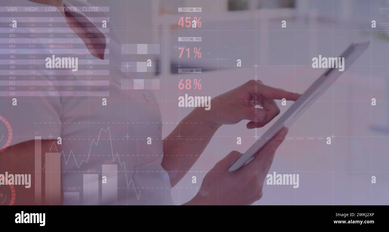 Image du traitement des données financières sur la femme d'affaires à l'aide de la tablette Banque D'Images