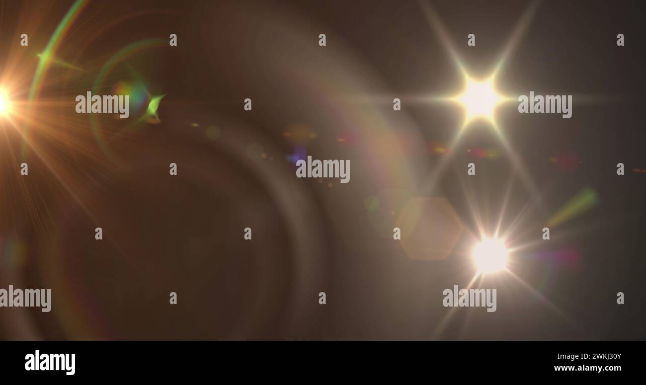 Illustration du projecteur avec les reflets de l'objectif et les faisceaux lumineux se déplaçant sur un arrière-plan sombre Banque D'Images
