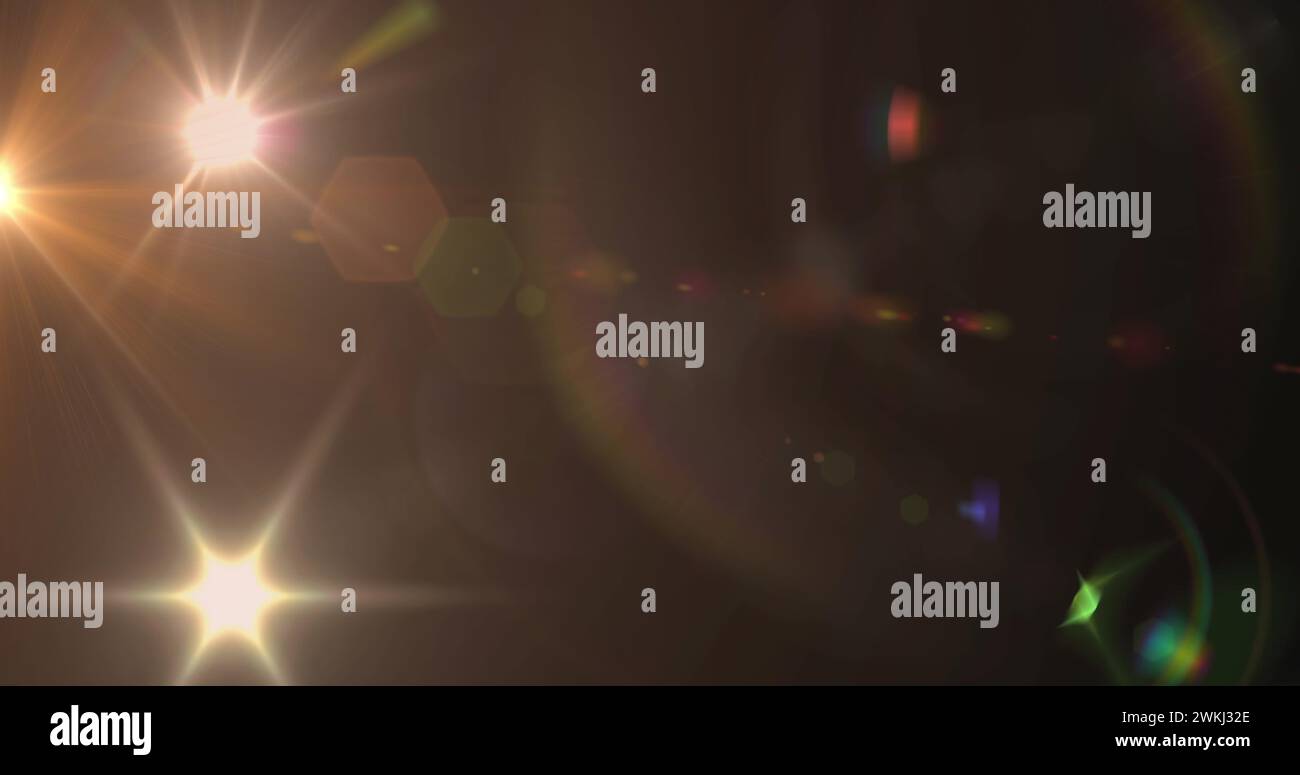 Illustration du projecteur avec les reflets de l'objectif et les faisceaux lumineux se déplaçant sur un arrière-plan sombre Banque D'Images