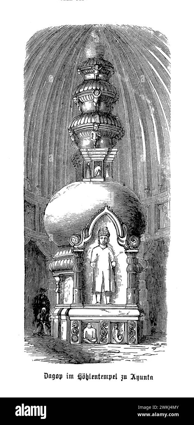 L'intérieur de la salle chaitya de la grotte Ajanta 19 dans le Maharashtra, en Inde, est un exemple impressionnant de l'art et de l'architecture bouddhistes anciens. Cette salle de culte ; sculptée directement dans la roche ; présente un stupa à une extrémité ; symbolisant la présence du Bouddha. Les murs et les plafonds sont ornés de fresques complexes qui dépeignent divers contes et événements de Jataka de la vie du Bouddha, mettant en valeur la maîtrise artistique de l'époque. La salle est caractérisée par son plafond voûté avec un design nervuré ; imitant des structures en bois Banque D'Images