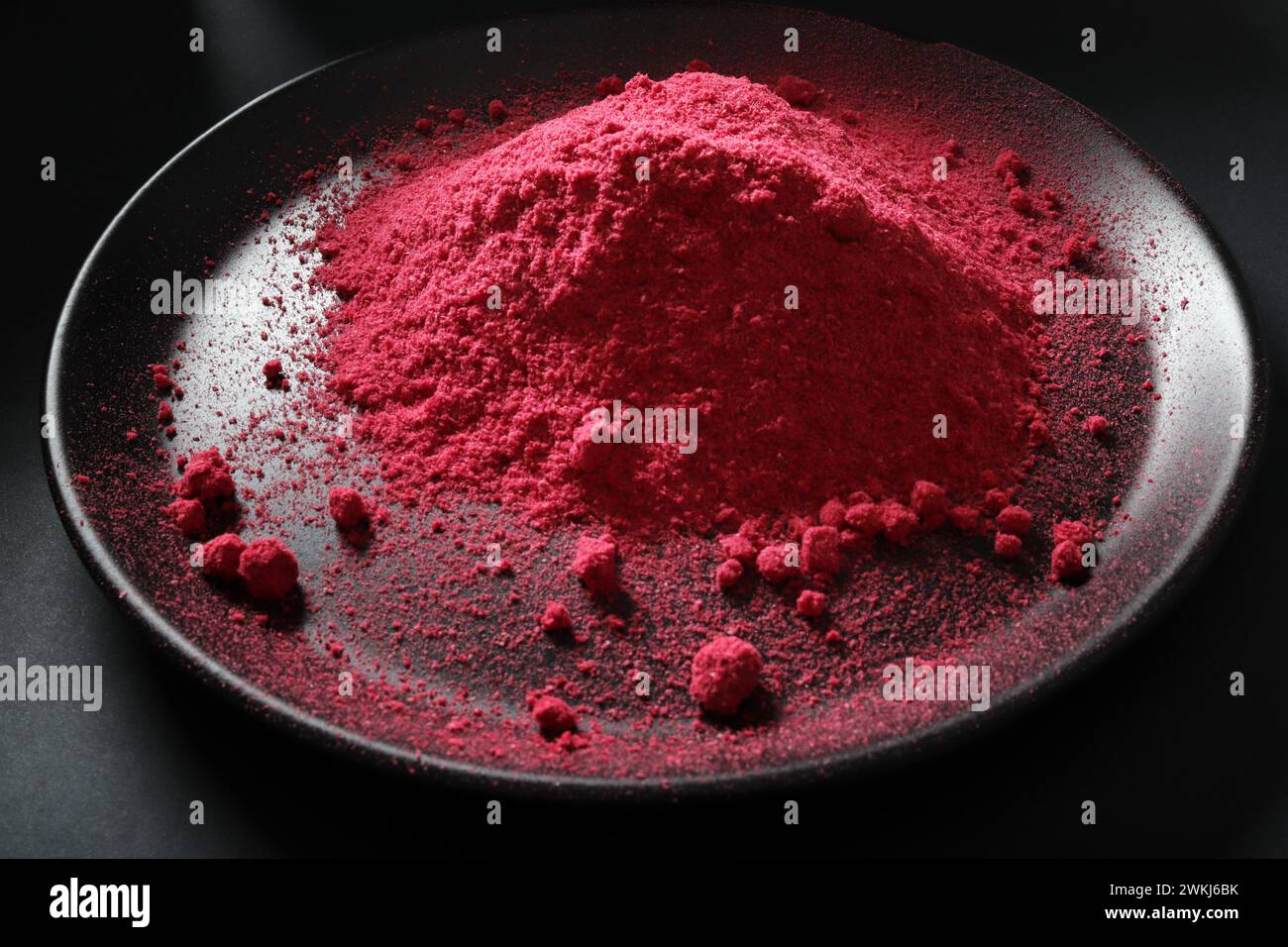 Gros plan sur la poudre de framboise. Prise de vue en studio. Banque D'Images