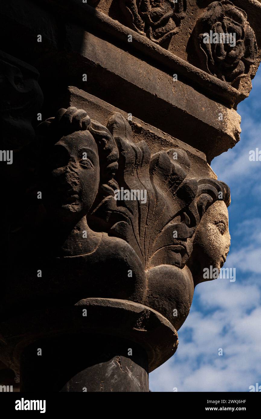 Visages sur la capitale romane en pierre sculptée Lombard dans le cloître au monastère de Santa Maria de Ripoll dans la province de Gérone, Catalogne, Espagne. Cette capitale se trouve au niveau inférieur plus tôt du cloître. Banque D'Images