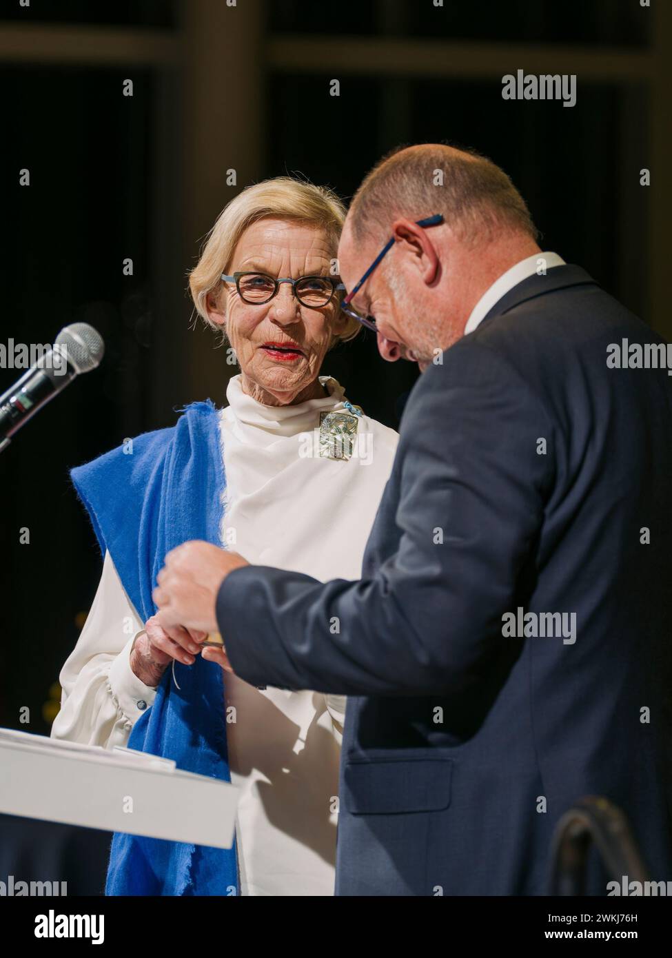 San Francisco, États-Unis. 20 février 2024. Urban Ahlin, ambassadeur de Suède aux États-Unis, au nom de Carl XVI Gustaf, roi de Suède, rend hommage à Barbro Osher, consul général honoraire de Suède, avec l'ordre royal de l'étoile polaire, lors de la réception inaugurale du nouveau Consulat général de Suède au Barbro Osher Recital Hall du Conservatoire de musique de San Francisco (SFCM) à San Francisco, CA, le 20 février 2024. Fait partie du voyage royal suédois officiel dans la région de la baie. (Photo de Skyler Greene/Sipa USA) crédit : Sipa USA/Alamy Live News Banque D'Images