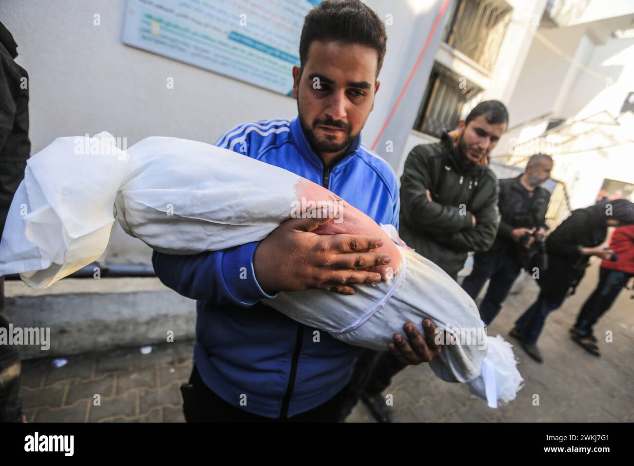 Rafah, Territoires palestiniens. 21 février 2024. Les Palestiniens pleurent leurs proches, tués lors des attaques israéliennes, à l'hôpital Al-Najjar. Crédit : Mohammed Talatene/dpa/Alamy Live News Banque D'Images