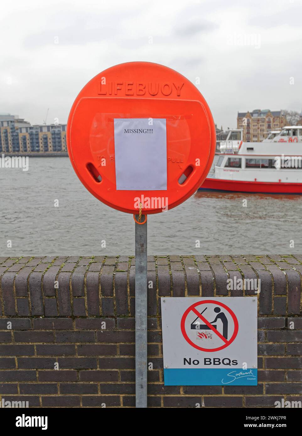 Londres, Royaume-Uni - 25 janvier 2013 : message manquant Blanka Paper au Lifebuoy Safety Device Thames River Coast Cold Winter Day. Banque D'Images