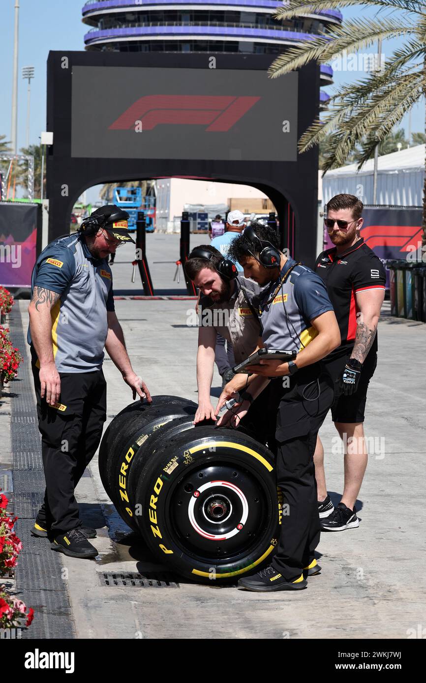 Sakhir, Bahreïn. 21 février 2024. Ingénieurs pneus Pirelli. Tests de formule un, jour un, mercredi 21 février 2024. Sakhir, Bahreïn. Crédit : James Moy/Alamy Live News Banque D'Images