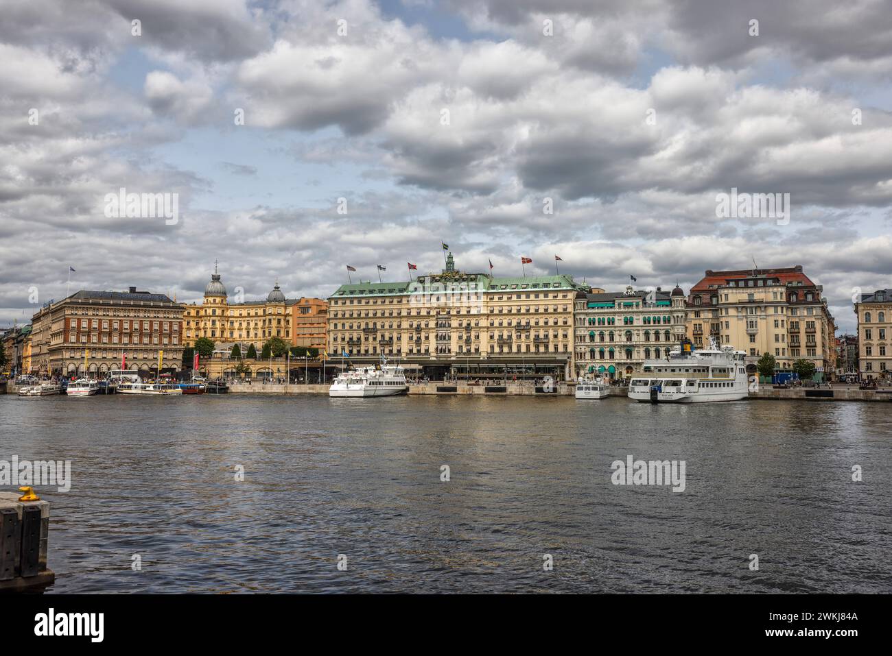 Bateaux de ferry pour l'archipel à Strömkajenat par Södra Blaiseholmshamnen avec le Grand Hôtel derrière Blasieholmen. Norrmalm, Stockholm. Banque D'Images