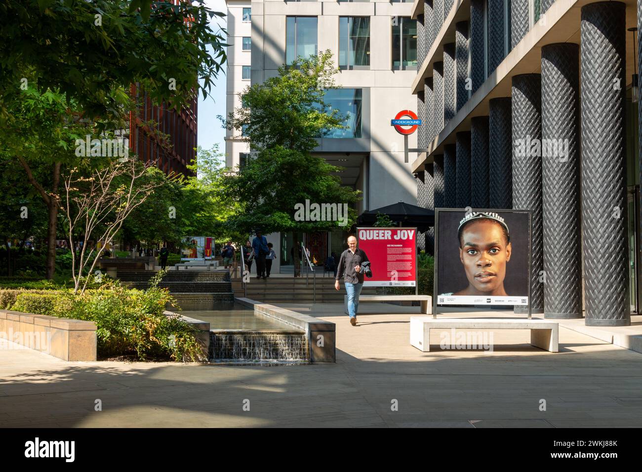 Affiches célébrant la fierté à Pancras Square, Londres, Angleterre, Royaume-Uni Banque D'Images