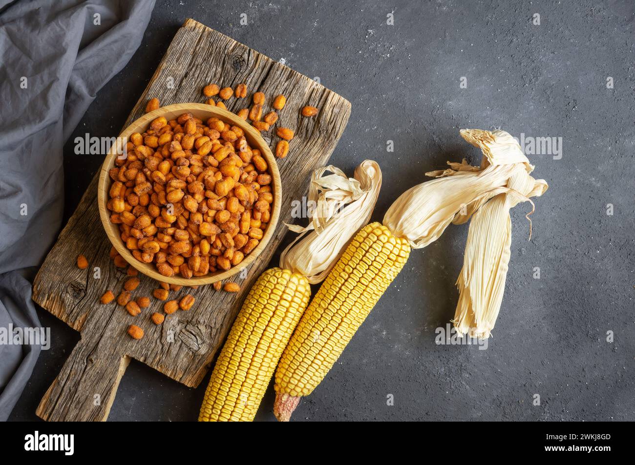 Noix de maïs grillées salées avec épices et sauce dans un bol, Nut concept Banque D'Images