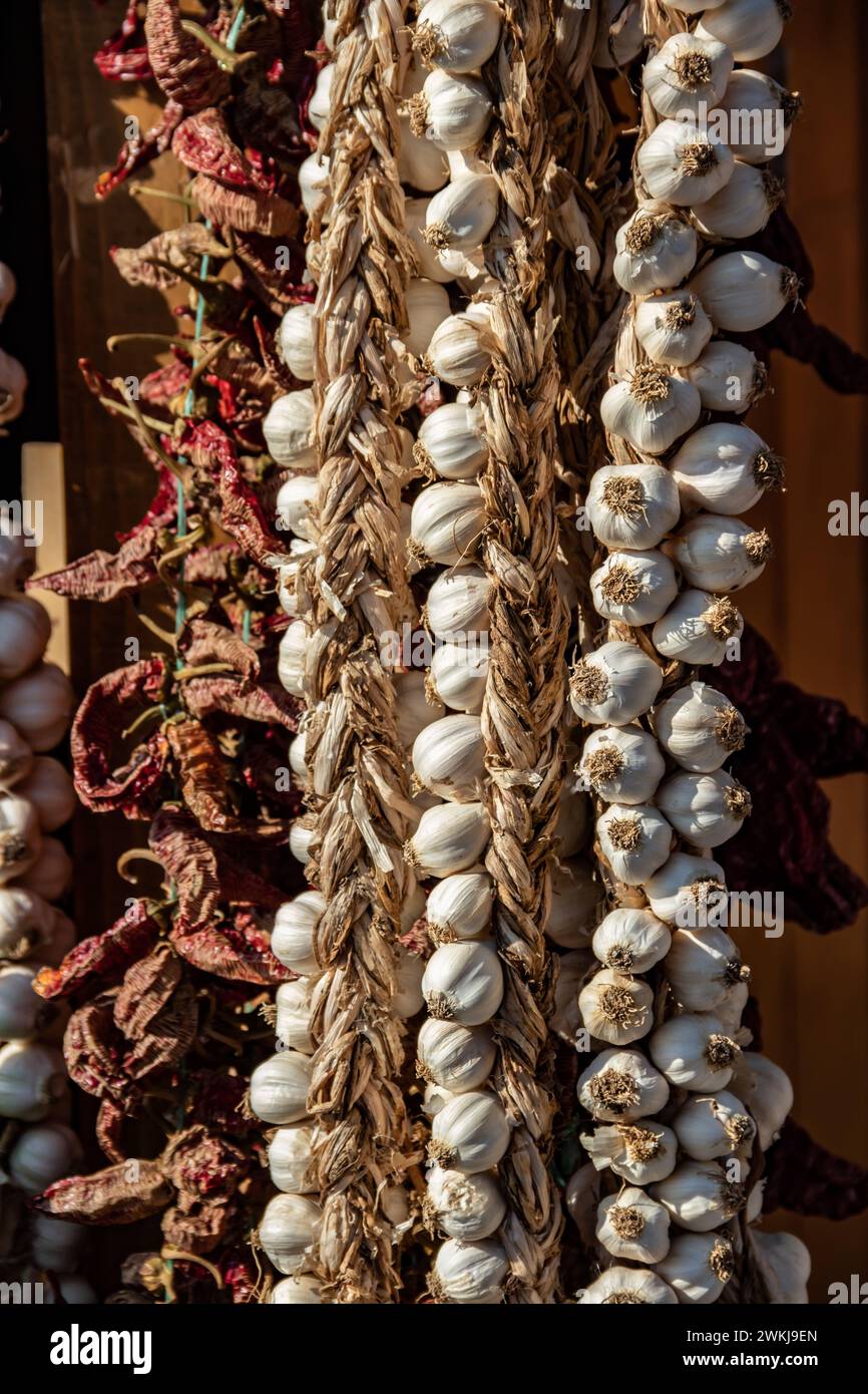 Ficelle d'ail avec viande fumée séchée, paprika séché au soleil et herbes et légumes frais suspendus dans le garde-manger Banque D'Images