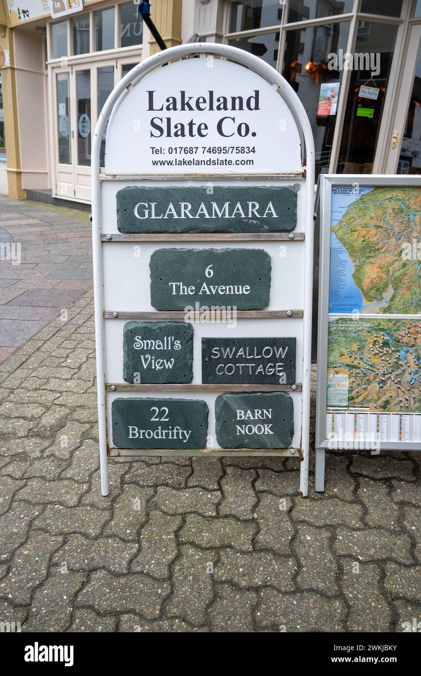 Lakeland Slate Company vendant des numéros de maison fabriqués à partir d'ardoise locale Keswick Lake District Cumbria. Banque D'Images