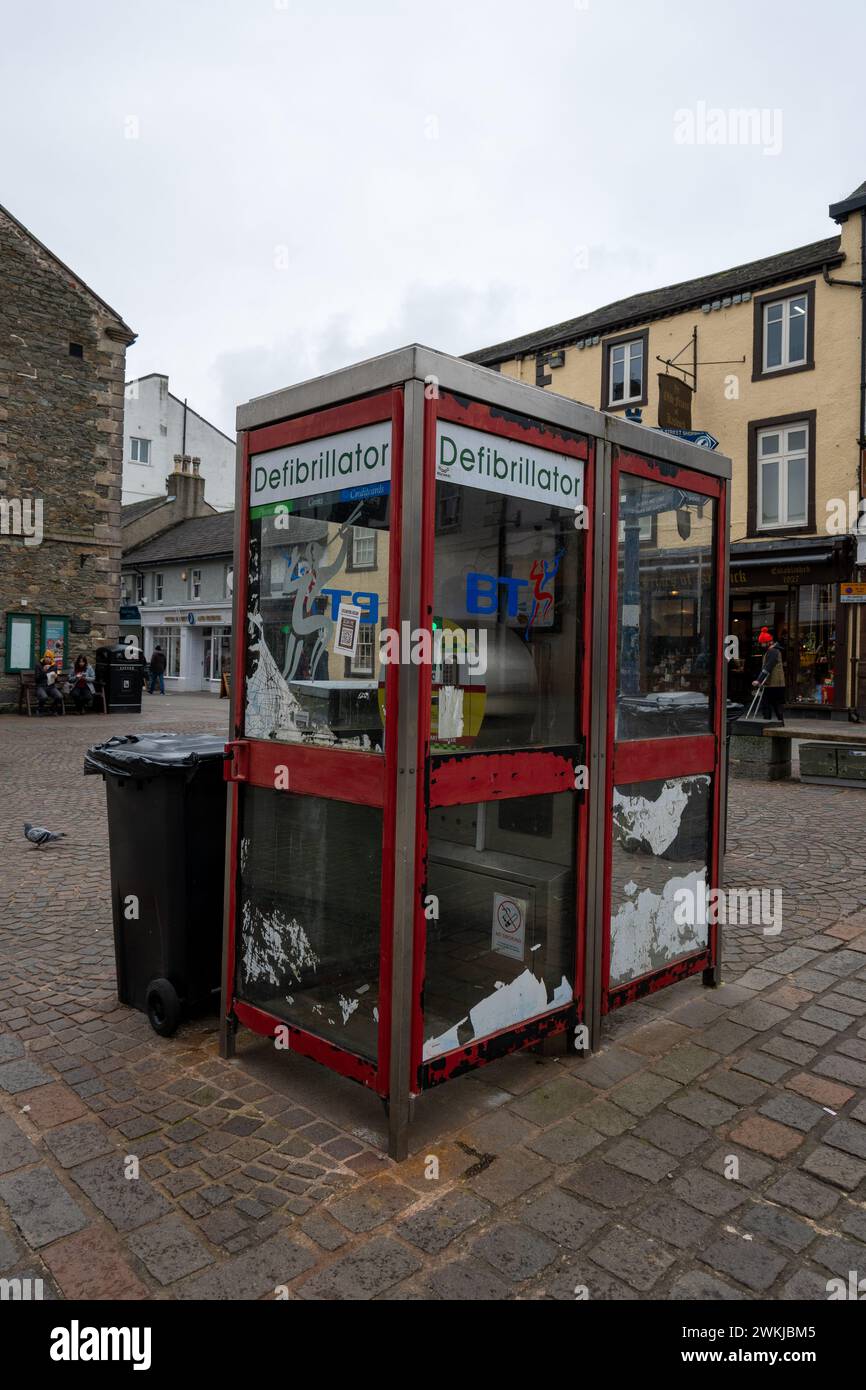 Défibrillateur cabine téléphonique Keswick centre-ville Cumbria Banque D'Images