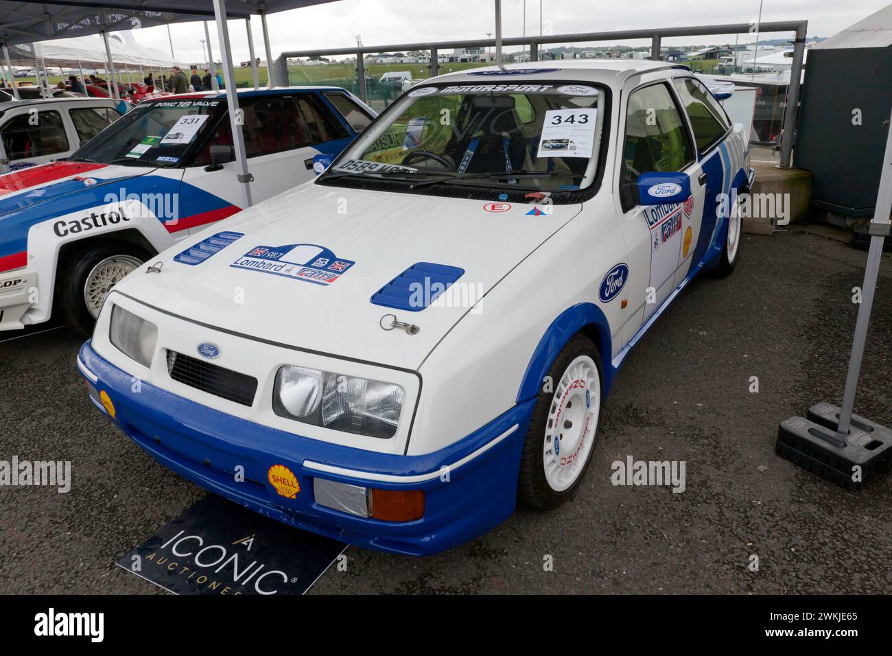 Vue de face de trois quarts d'une Ford Sierra Cosworth 1986, en vente dans l'emblématique vente aux enchères, au Festival Silverstone 2023 Banque D'Images