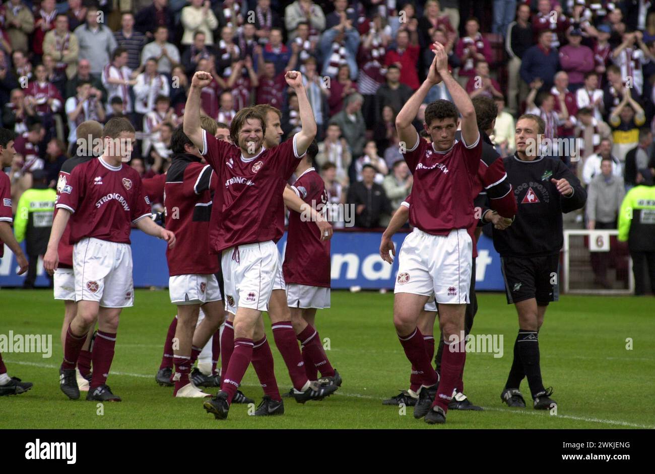 COEURS V HIBS, TYNECASTLE, 21/5/00. Les cœurs célèbrent leur victoire. Banque D'Images