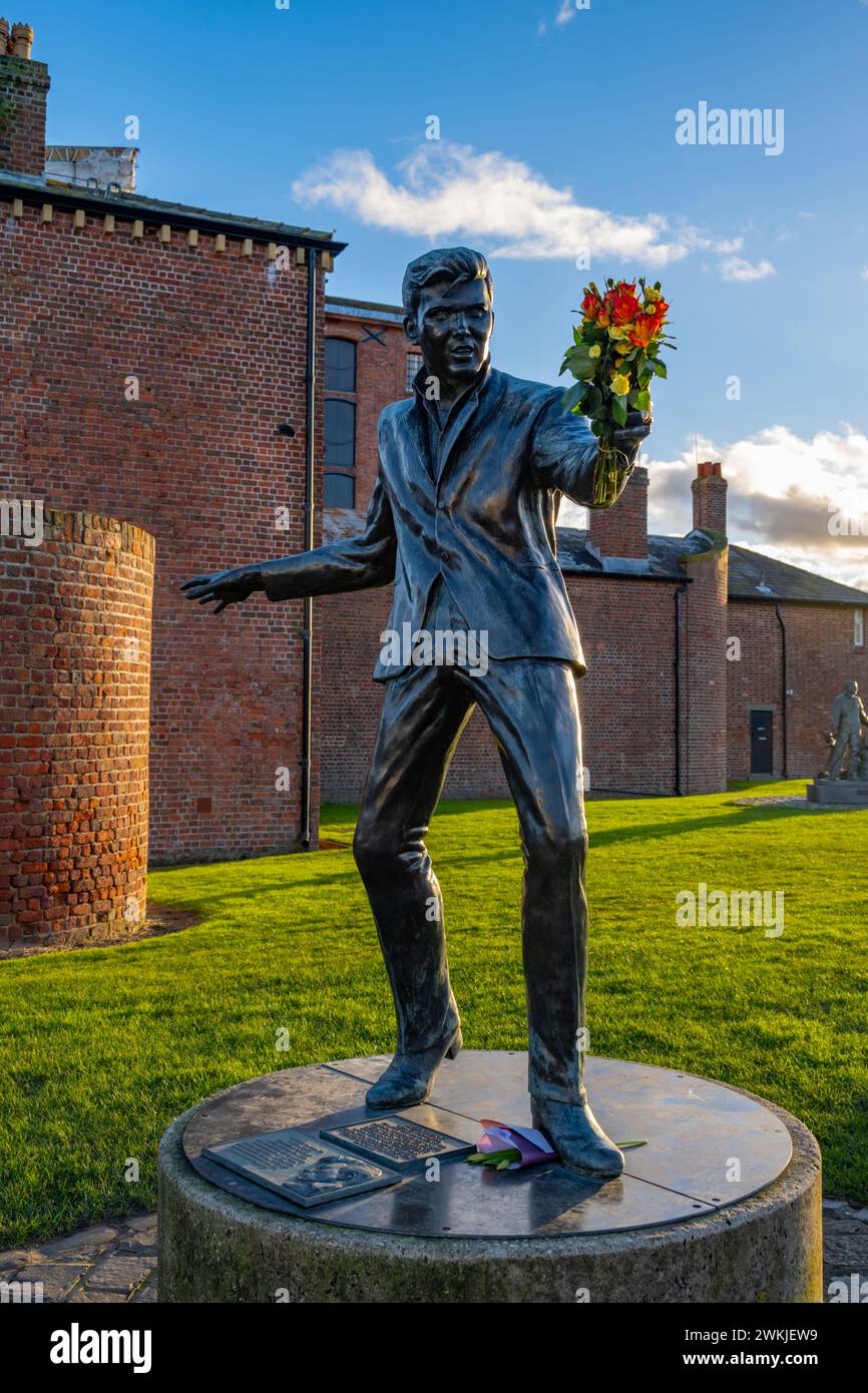 Statue hommage à Billy Fury au Royal Albert Dock, Liverpool L3 4AQ Banque D'Images