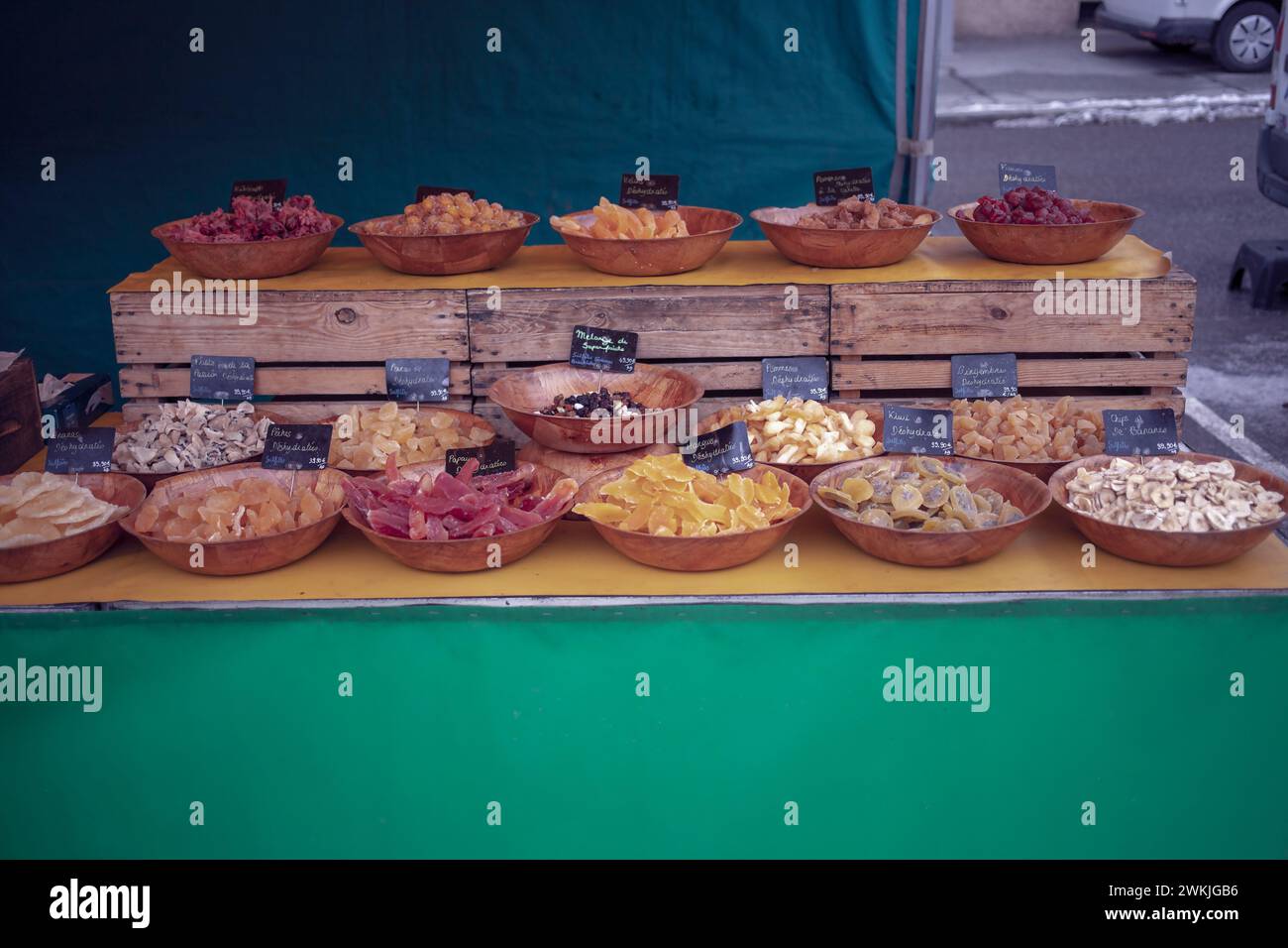 Un étal avec des fruits confits et des noix au marché de Lanslevillard, une petite ville pittoresque dans les Alpes françaises Banque D'Images