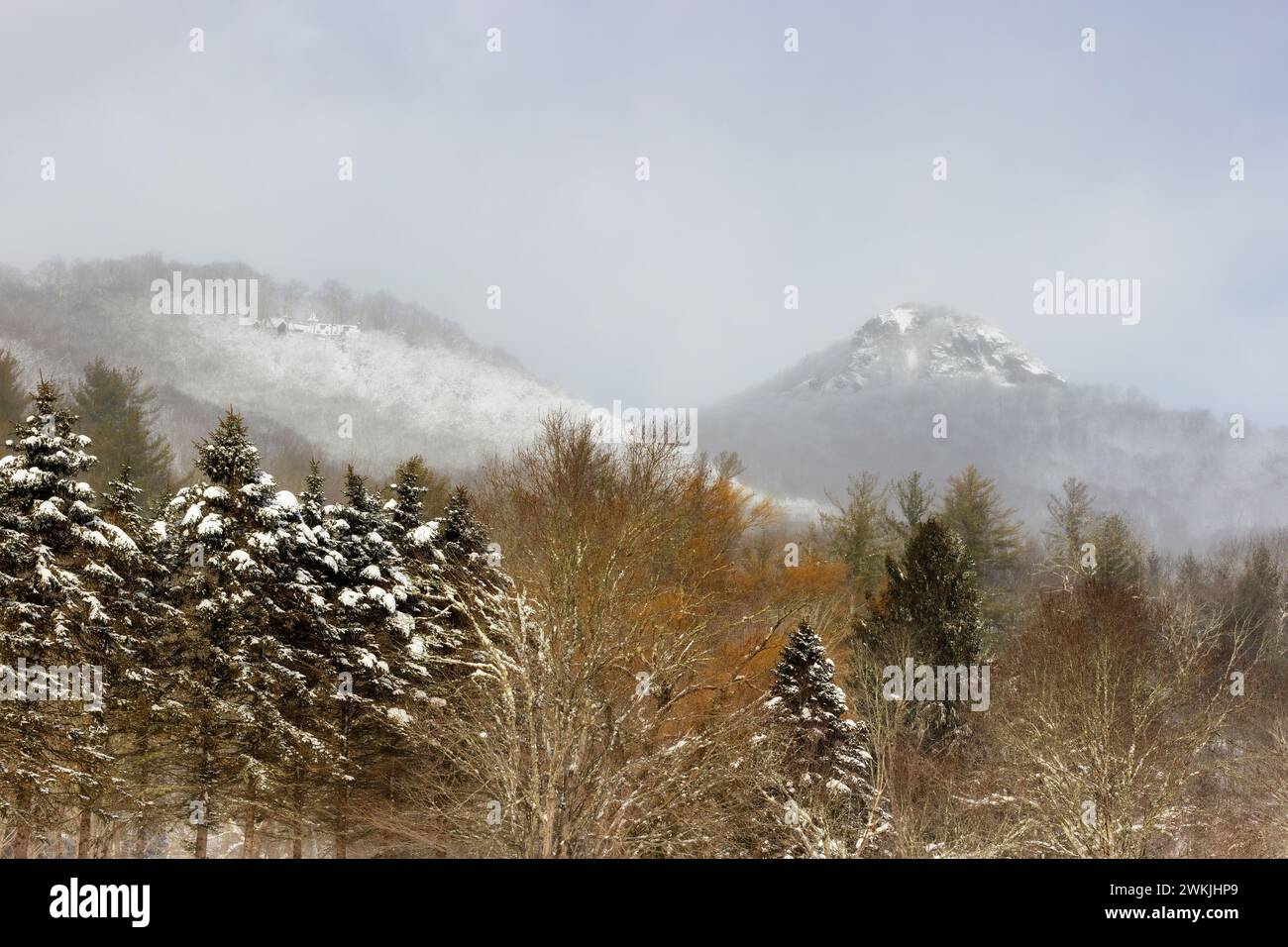 Pic de montagne lointain vu de la route dans la Caroline du Nord rurale lors d'un événement hivernal. Banque D'Images