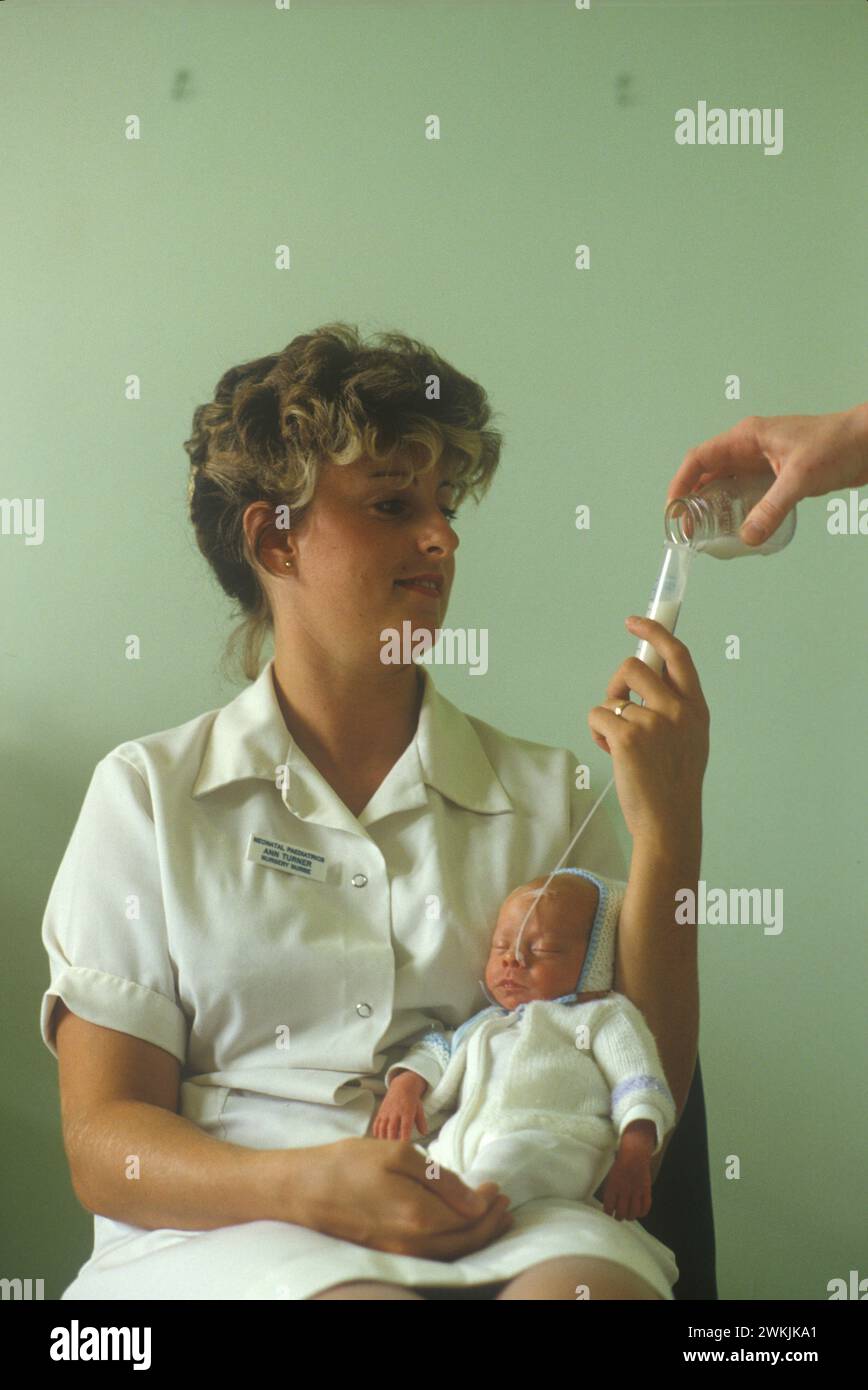 NHS 1980s. Unité pour bébés prématurés à l'Hôpital général de Nottingham, infirmière en pédiatrie néonatale Ann Turner nourrissant un bébé avec une sonde d'alimentation. Nottingham, Nottinghamshire, Angleterre vers les années 1980 HOMER SYKES Banque D'Images