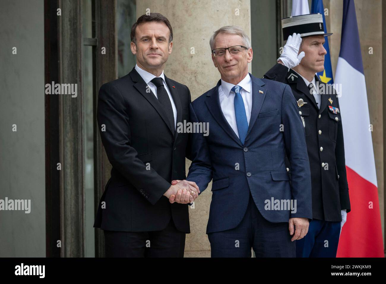 Paris, France. 21 février 2024. Le président français Emmanuel Macron salue le premier ministre bulgare Nikolai Denkov avant leur rencontre au Palais de l'Élysée à Paris, en France, le 21 février 2024. Photo par Eliot Blondet/ABACAPRESS.COM crédit : Abaca Press/Alamy Live News Banque D'Images