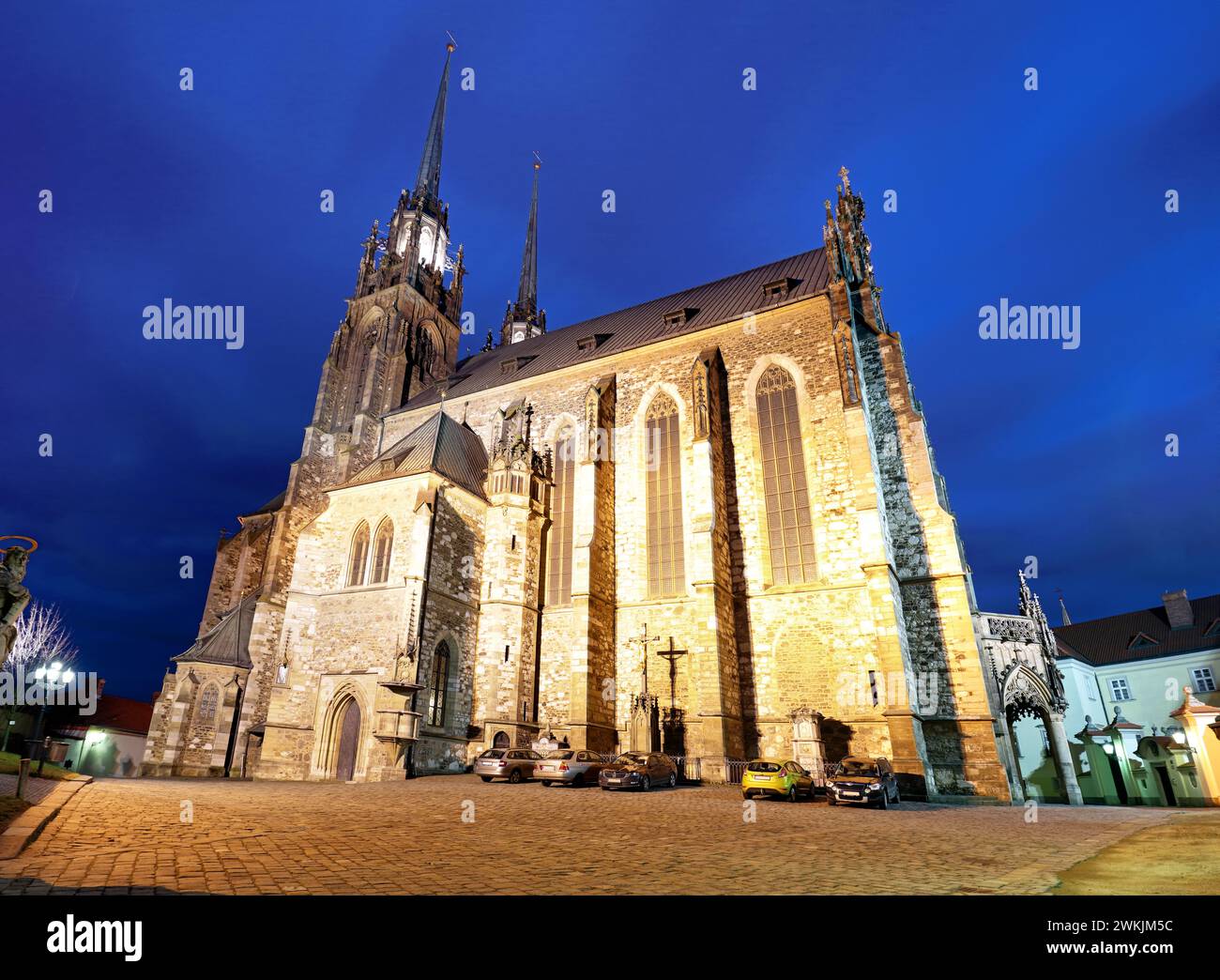 Petrov, Cathédrale Saint-Pierre et Paul. Ville de Brno - République tchèque - Europe. Photo nocturne de la belle architecture ancienne. Banque D'Images