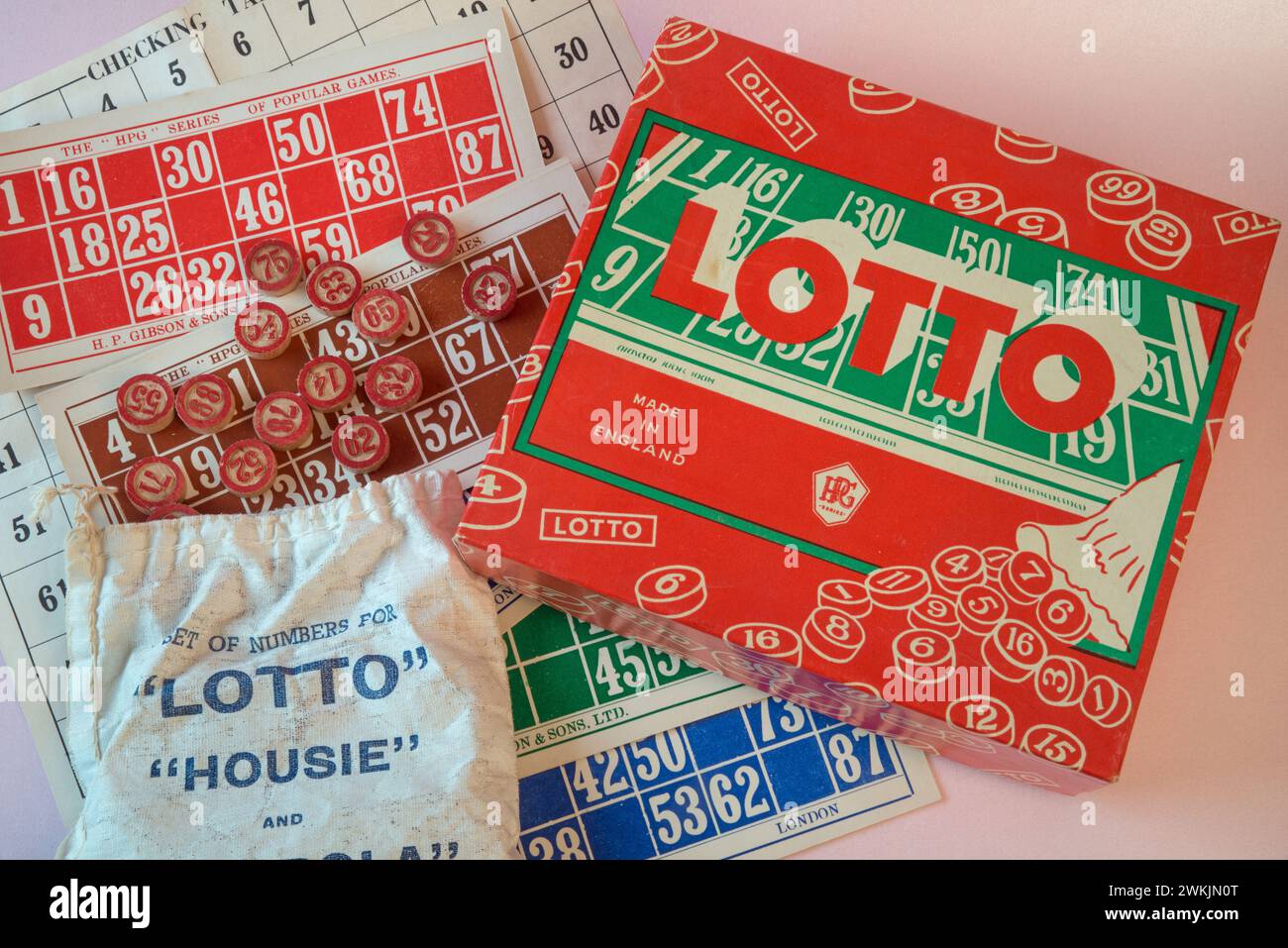 Jeu de loto des années 1950 par H.P. Gibson & sons (autrement connu sous le nom de Bingo ou Housie), y compris les cartes de jeu, sac de numéros en bois, table de vérification et boîte, Banque D'Images