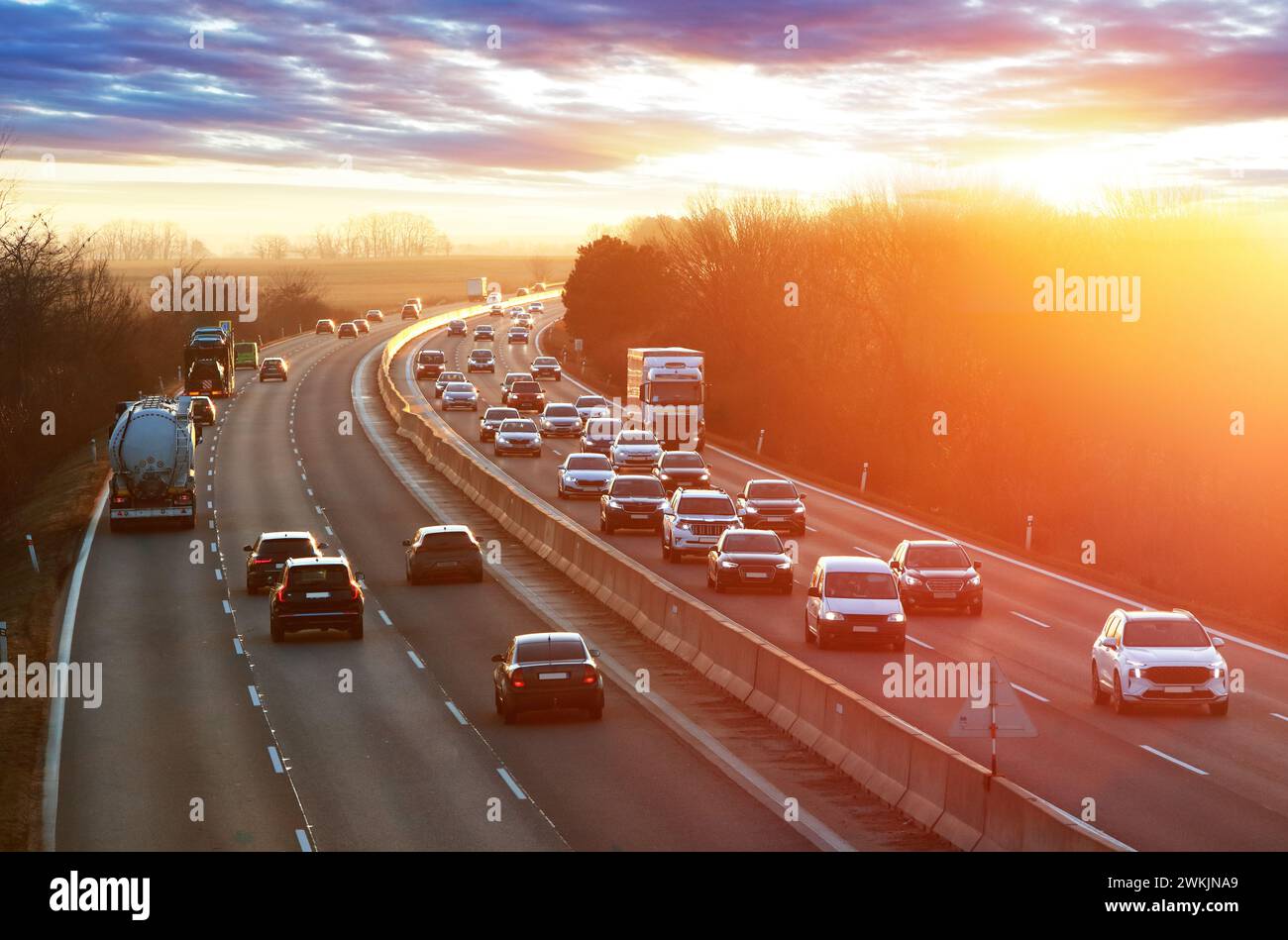 Camions de transport en conduite à grande vitesse sur une autoroute à travers le paysage rural. Scène de fret sur l'autoroute Banque D'Images