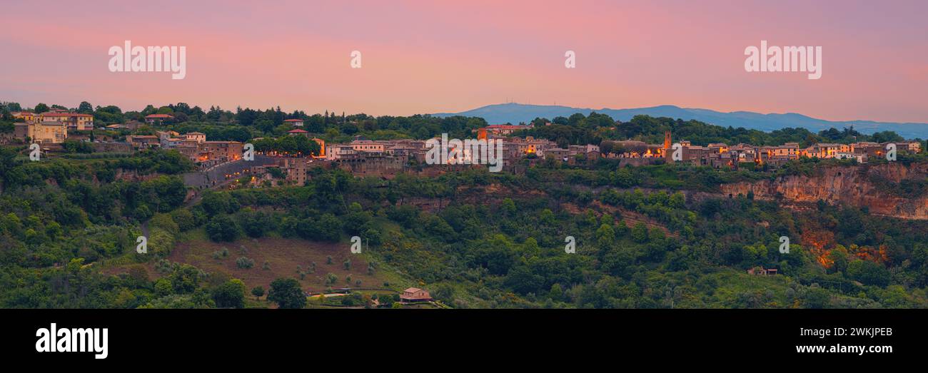 Une grande photo panoramique 3:1 d'une soirée à Lubriano, un petit village tranquille dans le nord du Latium, que la plupart des gens passent devant. Cependant, il s'agit de def Banque D'Images