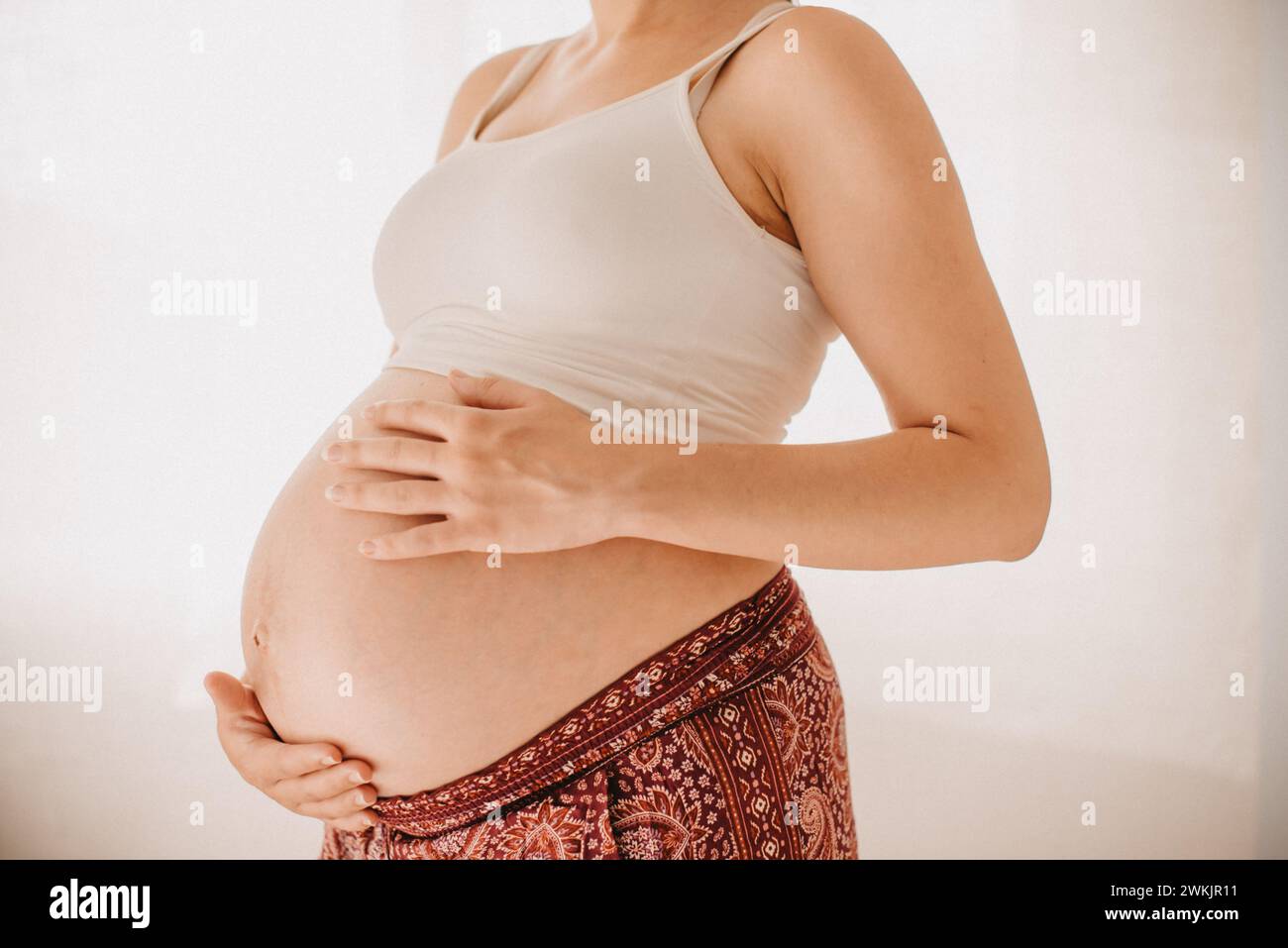 Étreinte maternelle douce : gros plan du ventre de la femme enceinte Banque D'Images