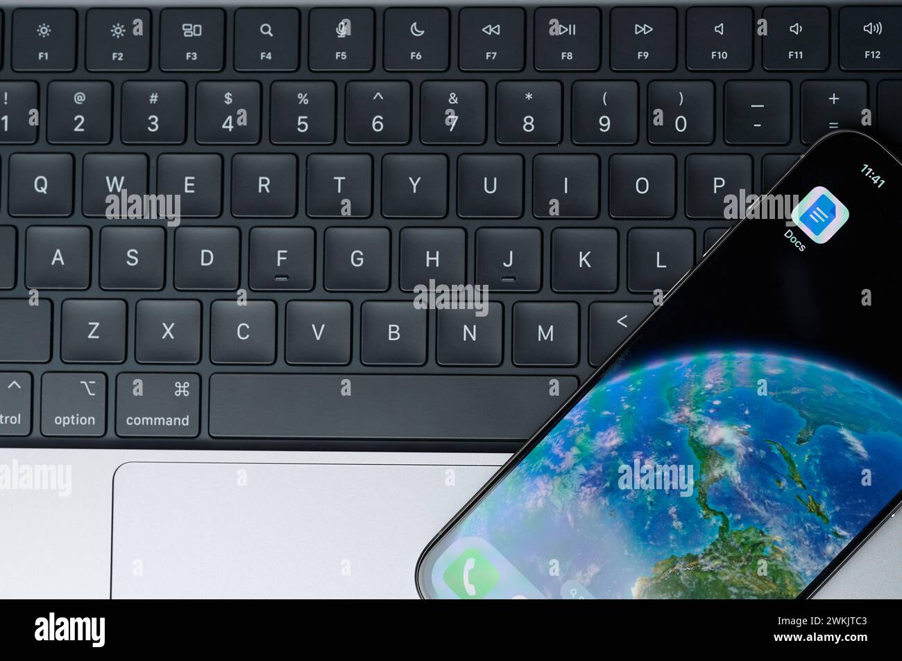New York, États-Unis - février 20, 2024:application Google docs pour écran de smartphone iphone avec fond de clavier Banque D'Images