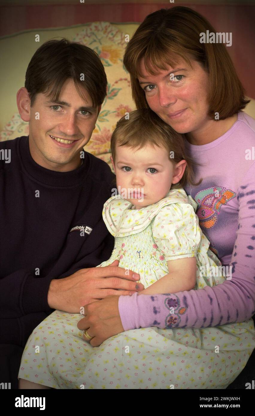 Le footballeur celtique Jackie McNamara avec sa femme Samantha et sa fille de deux ans Erin photographiés dans leur maison de Musselburgh. Banque D'Images