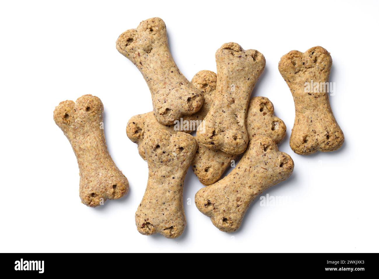 Vue de dessus d'un groupe de biscuit de chien en forme d'os croquant isolé sur fond blanc en gros plan Banque D'Images