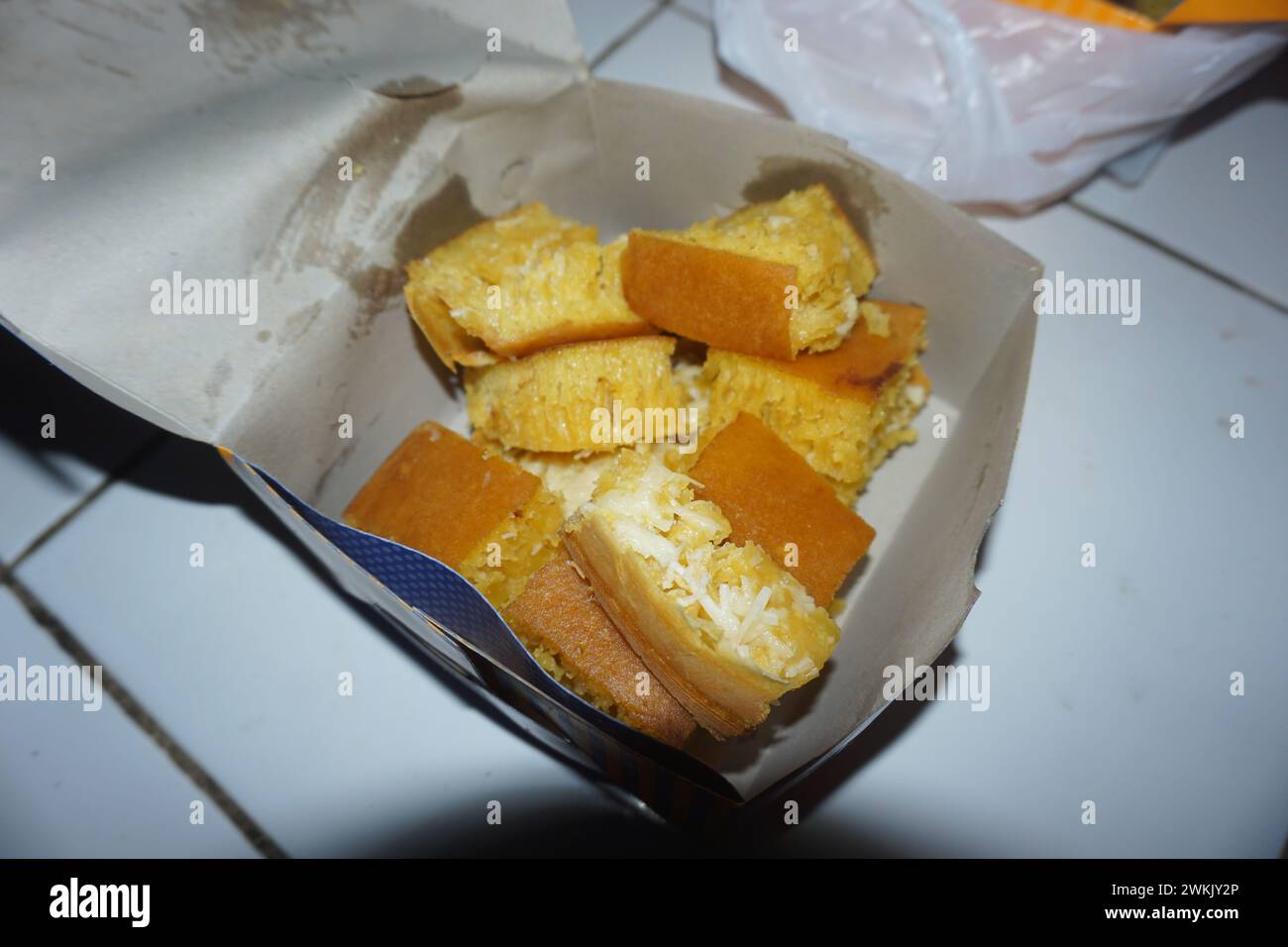 Photo de fromage banane martabak dans une boîte, une collation typiquement indonésienne Banque D'Images